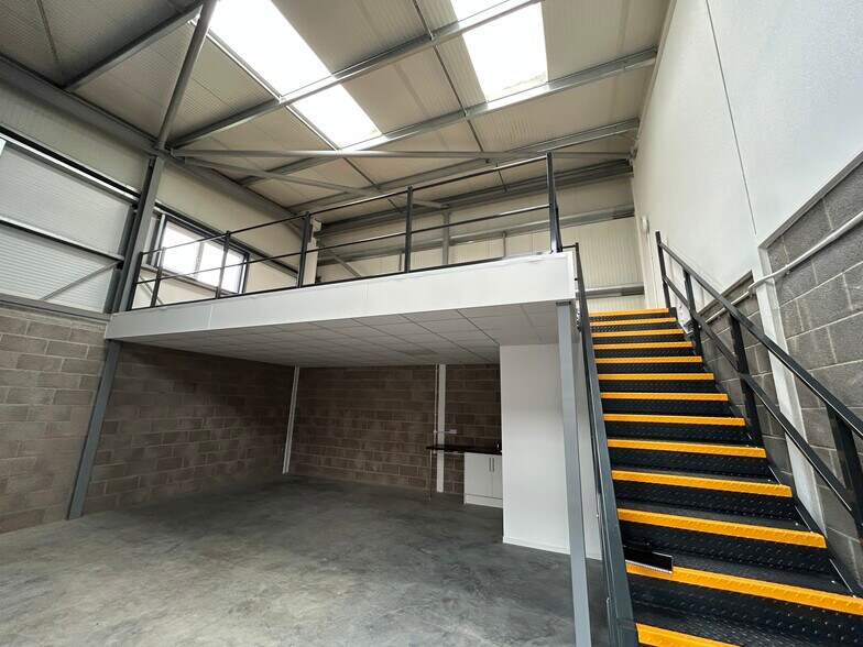 198-202 Broomhill Rd, Bristol à louer - Photo du bâtiment - Image 2 de 11