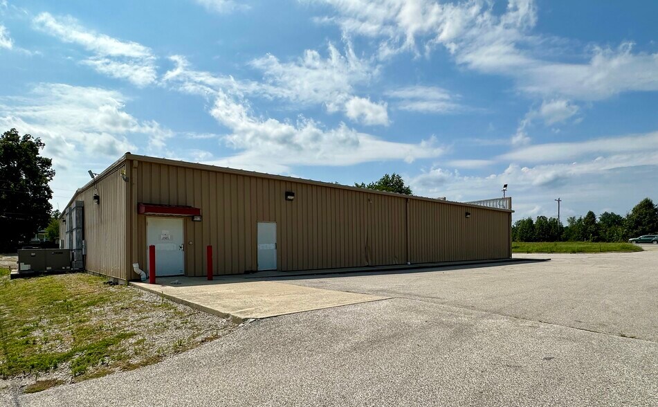 216 Colonels Way W, Henryville, IN à vendre - Photo du bâtiment - Image 2 de 9