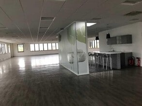 21 Rue Albert Calmette, Jouy-en-Josas for lease Interior Photo- Image 2 of 6