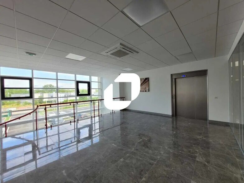 Bureau dans Évry-Courcouronnes à louer - Photo du bâtiment - Image 2 de 8