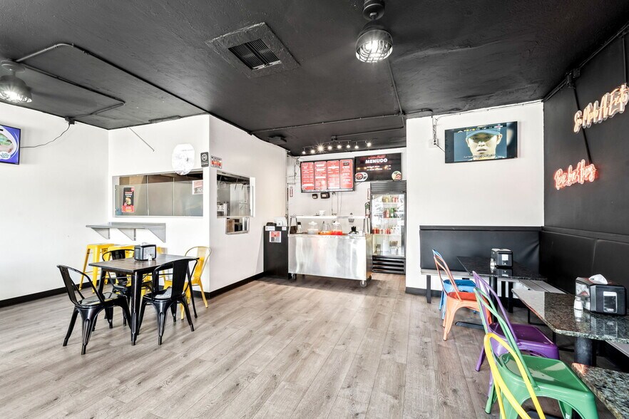 141 W San Ysidro Blvd, San Ysidro, CA à vendre - Photo du bâtiment - Image 3 de 26