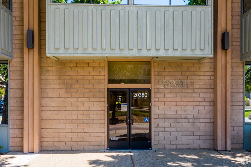 20380 Town Center Ln, Cupertino, CA à vendre - Photo du bâtiment - Image 2 de 8