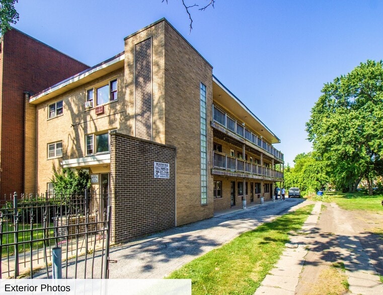 7544 S Saginaw Ave, Chicago, IL for sale - Building Photo - Image 3 of 8