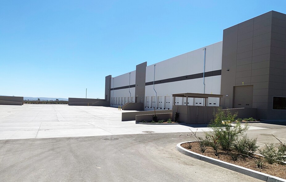 7811 Paseo De La Fuente, San Diego, CA à vendre - Photo du bâtiment - Image 2 de 6