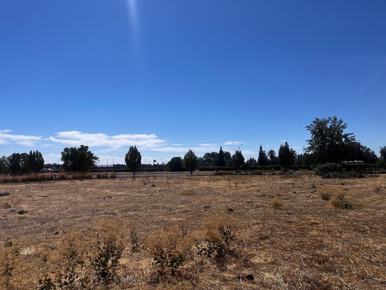 8731 E Stockton Blvd, Elk Grove, CA à vendre - Photo du bâtiment - Image 2 de 8
