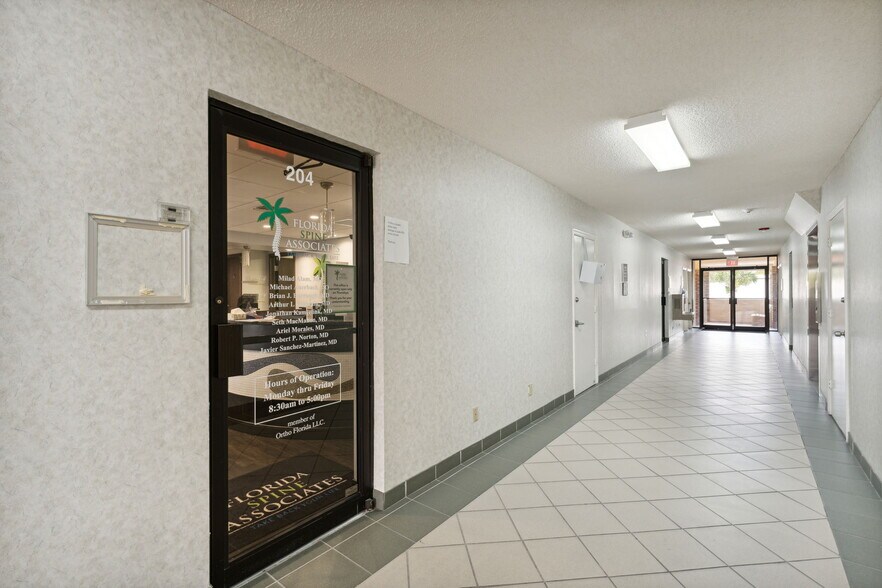 160 John F Kennedy Dr, Lake Worth, FL à louer - Photo intérieure - Image 3 de 22