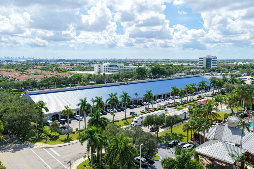 2600 NW 87th Ave, Doral, FL à louer - Photo du bâtiment - Image 2 de 4
