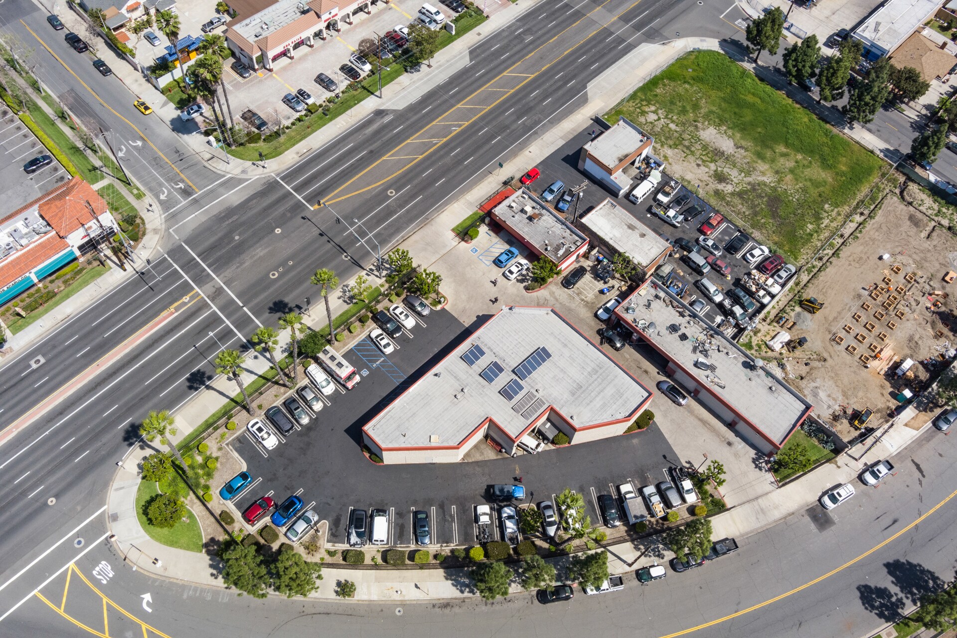 1916-2002 W 1st St portefeuille de 2 propriétés à vendre sur LoopNet.ca Photo du bâtiment- Image 1 de 24