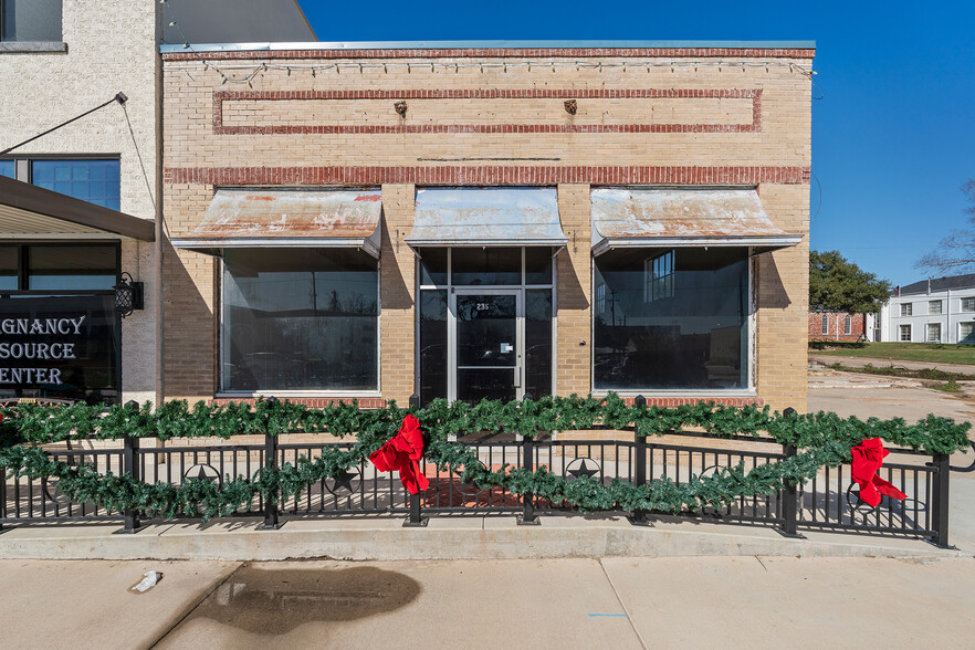 235 E Cameron Ave, Rockdale, TX for lease - Building Photo - Image 1 of 21