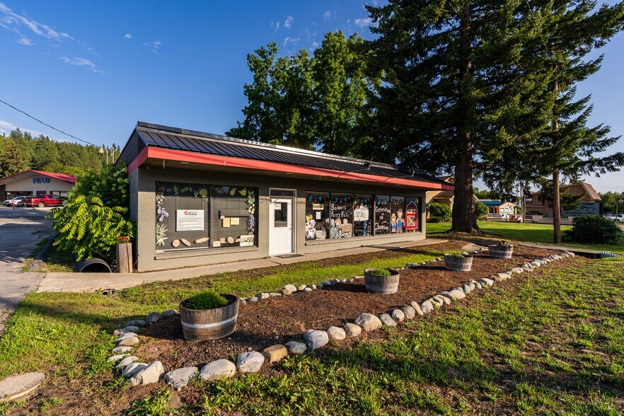 6665 S Main St, Bonners Ferry, ID à vendre - Photo du bâtiment - Image 2 de 23