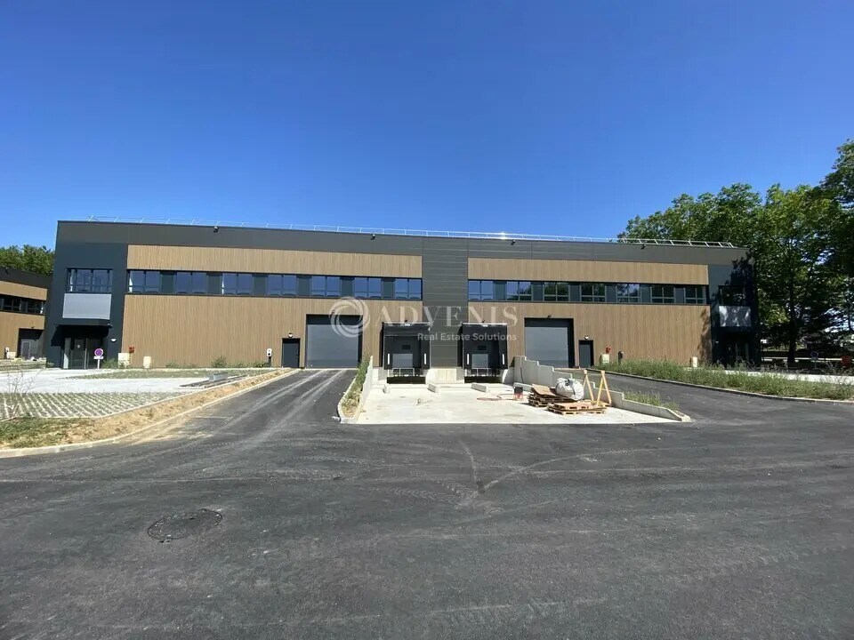 Flex in Trappes for lease Building Photo- Image 1 of 7