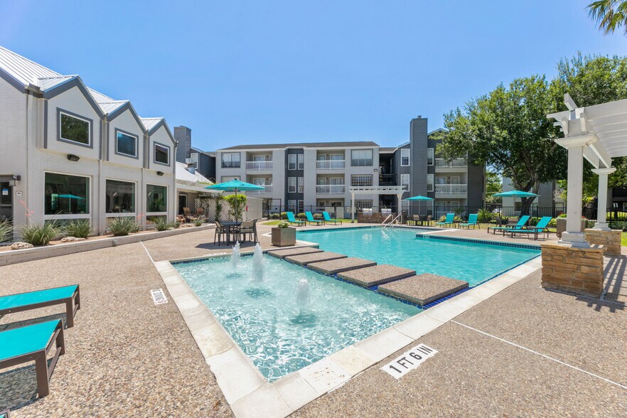 6635 S Staples St, Corpus Christi, TX à vendre - Photo du bâtiment - Image 1 de 24