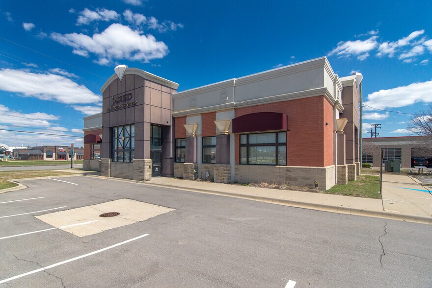 451 W 14 Mile Rd, Madison Heights, MI à vendre - Photo du bâtiment - Image 2 de 20