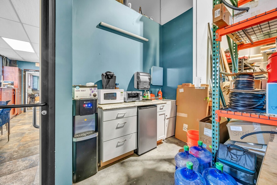 10 Turnberry Ln, Sandy Hook, CT for sale - Interior Photo - Image 3 of 3