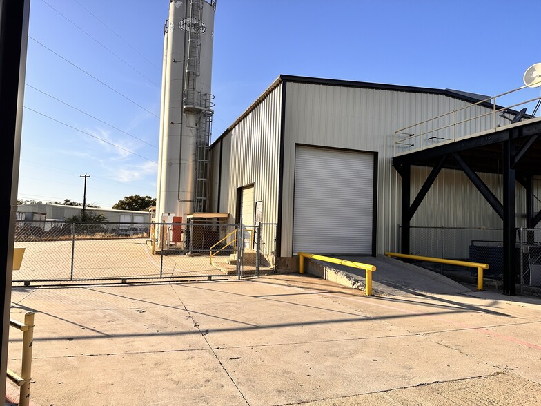 418 E Jones St, Lewisville, TX for lease - Building Photo - Image 2 of 18