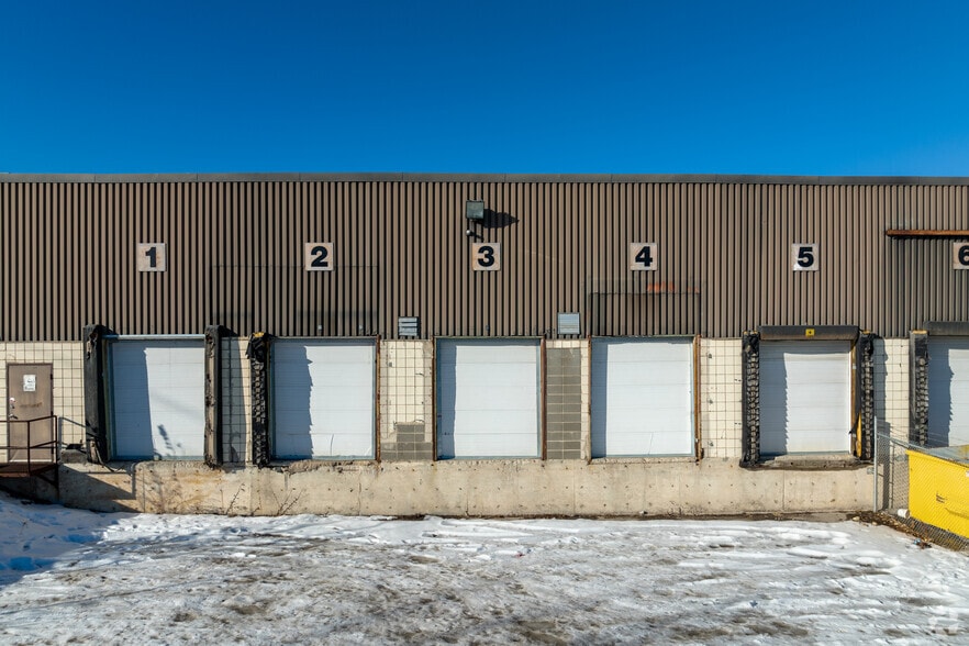 3916 56th Ave SE, Calgary, AB à louer - Photo du bâtiment - Image 3 de 7