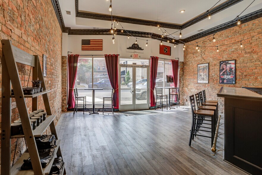 215 E Main St, Johnson City, TN à vendre - Photo du bâtiment - Image 3 de 11