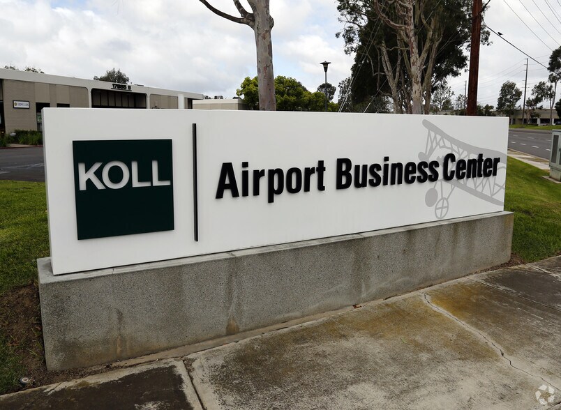 17975 Sky Park Cir, Irvine, CA à louer - Photo du bâtiment - Image 3 de 3