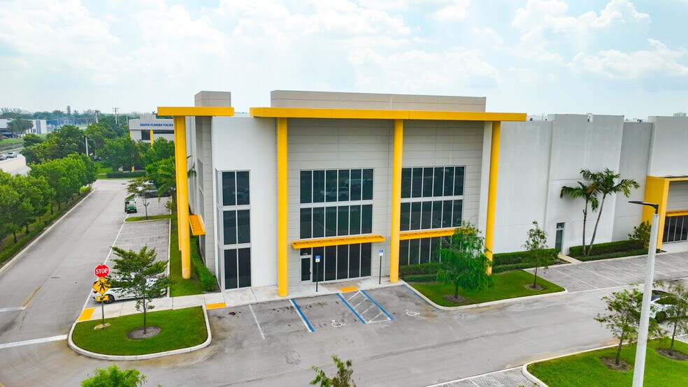 2301 NW 107th Ave, Doral, FL à louer - Photo du bâtiment - Image 3 de 5