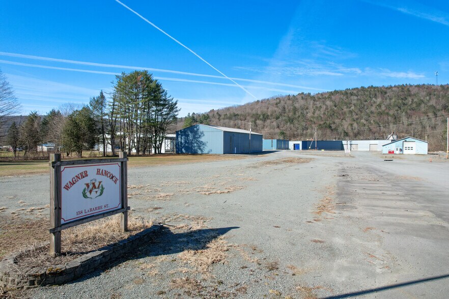 158 La Barre St, Hancock, NY à vendre - Photo du bâtiment - Image 3 de 21