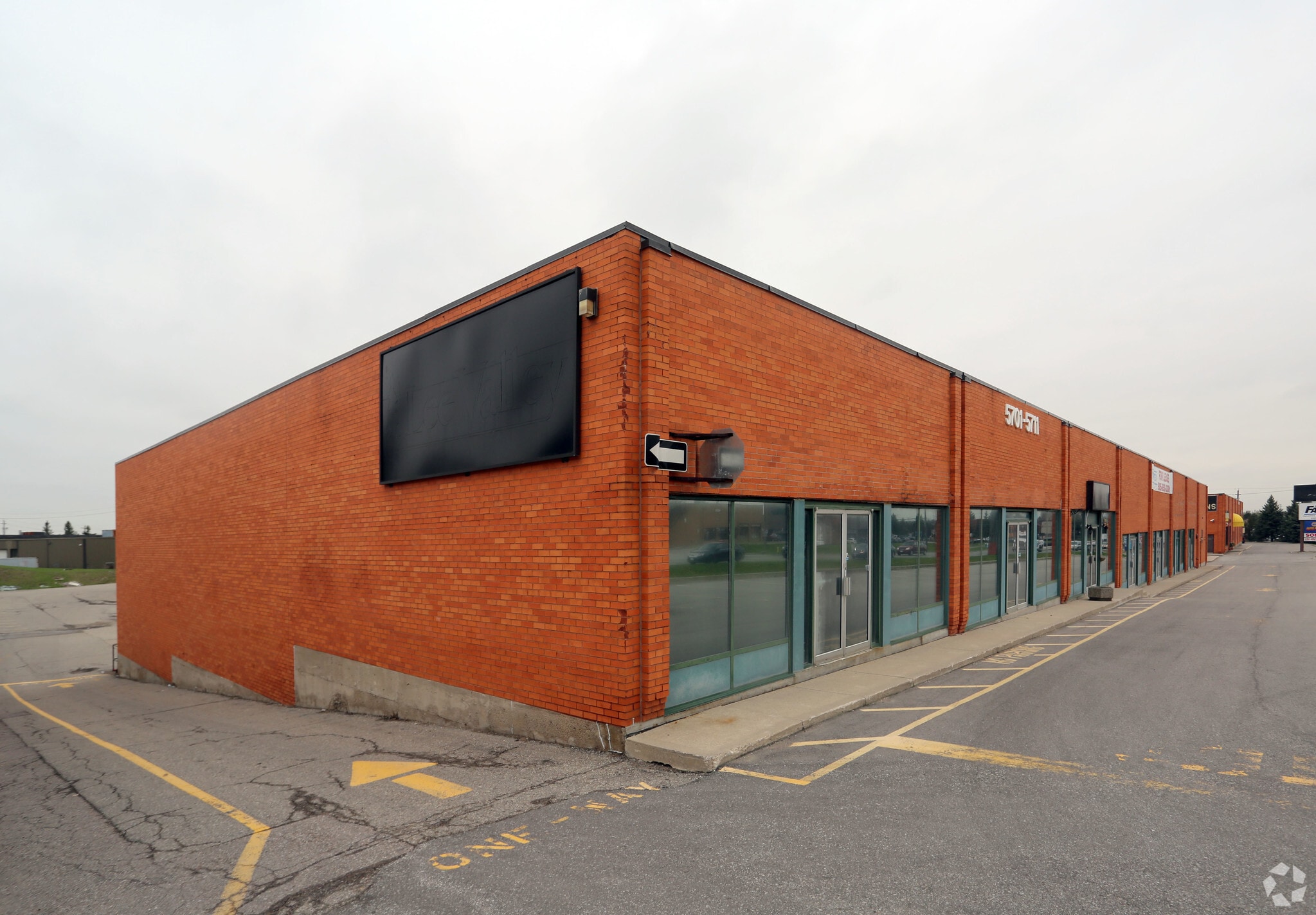 5701-5711 Steeles Av W, Toronto, ON for lease Primary Photo- Image 1 of 12