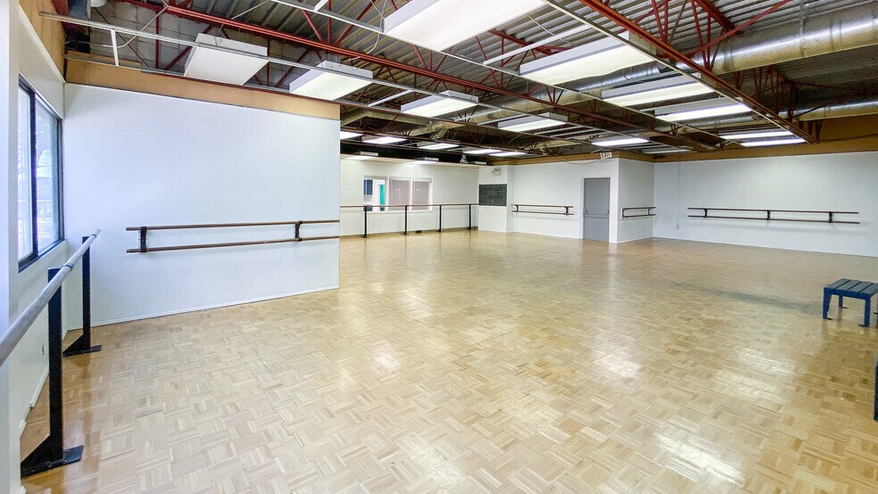 12110 Jasper Ave NW, Edmonton, AB à louer - Photo intérieure - Image 3 de 5