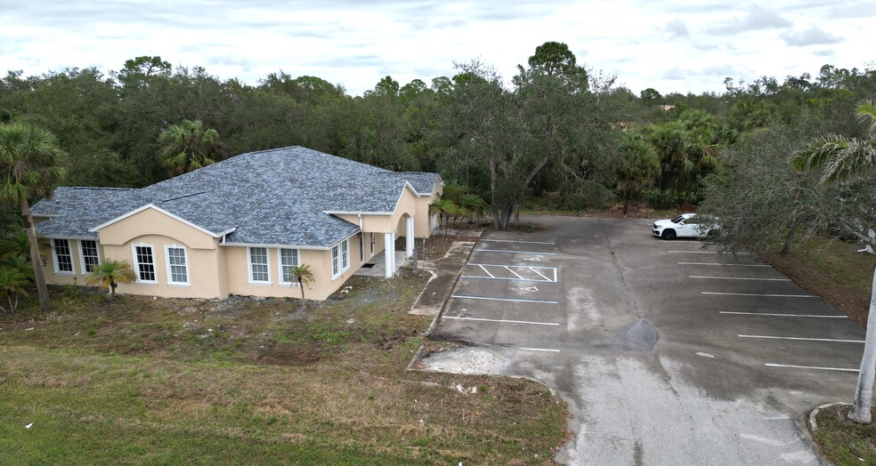 17880 Toledo Blade Blvd, Port Charlotte, FL à vendre - Photo du bâtiment - Image 2 de 17