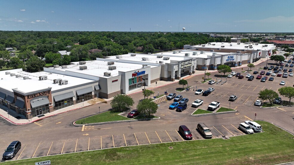 7808 NE Zac Lentz Pky, Victoria, TX à louer - Photo du bâtiment - Image 1 de 4