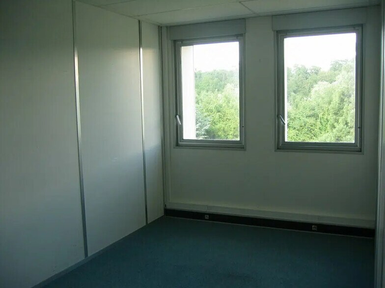 Office in Écully for sale - Interior Photo - Image 3 of 4