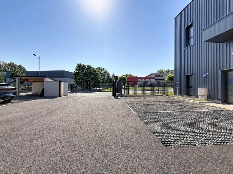 Retail in Bourgoin-Jallieu for lease - Building Photo - Image 3 of 12