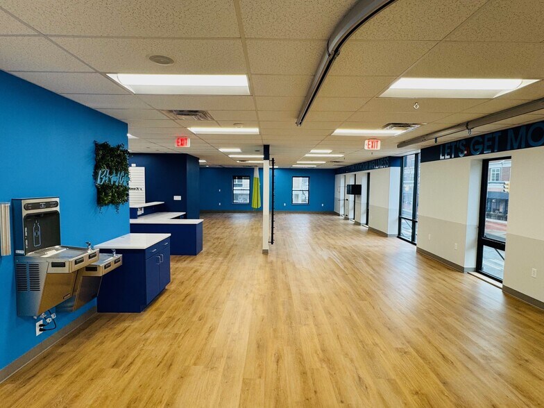 603 W Broad St, Falls Church, VA à louer - Photo du bâtiment - Image 2 de 17