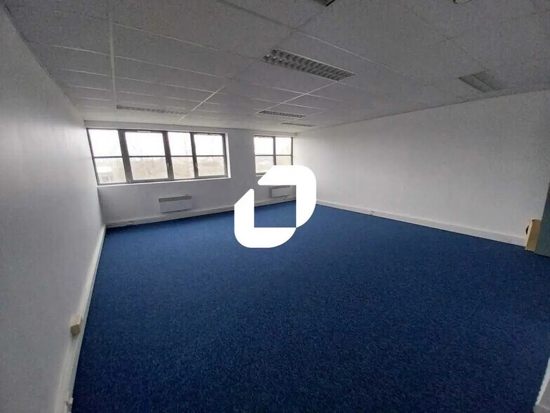 Office in Poissy for lease - Building Photo - Image 2 of 8