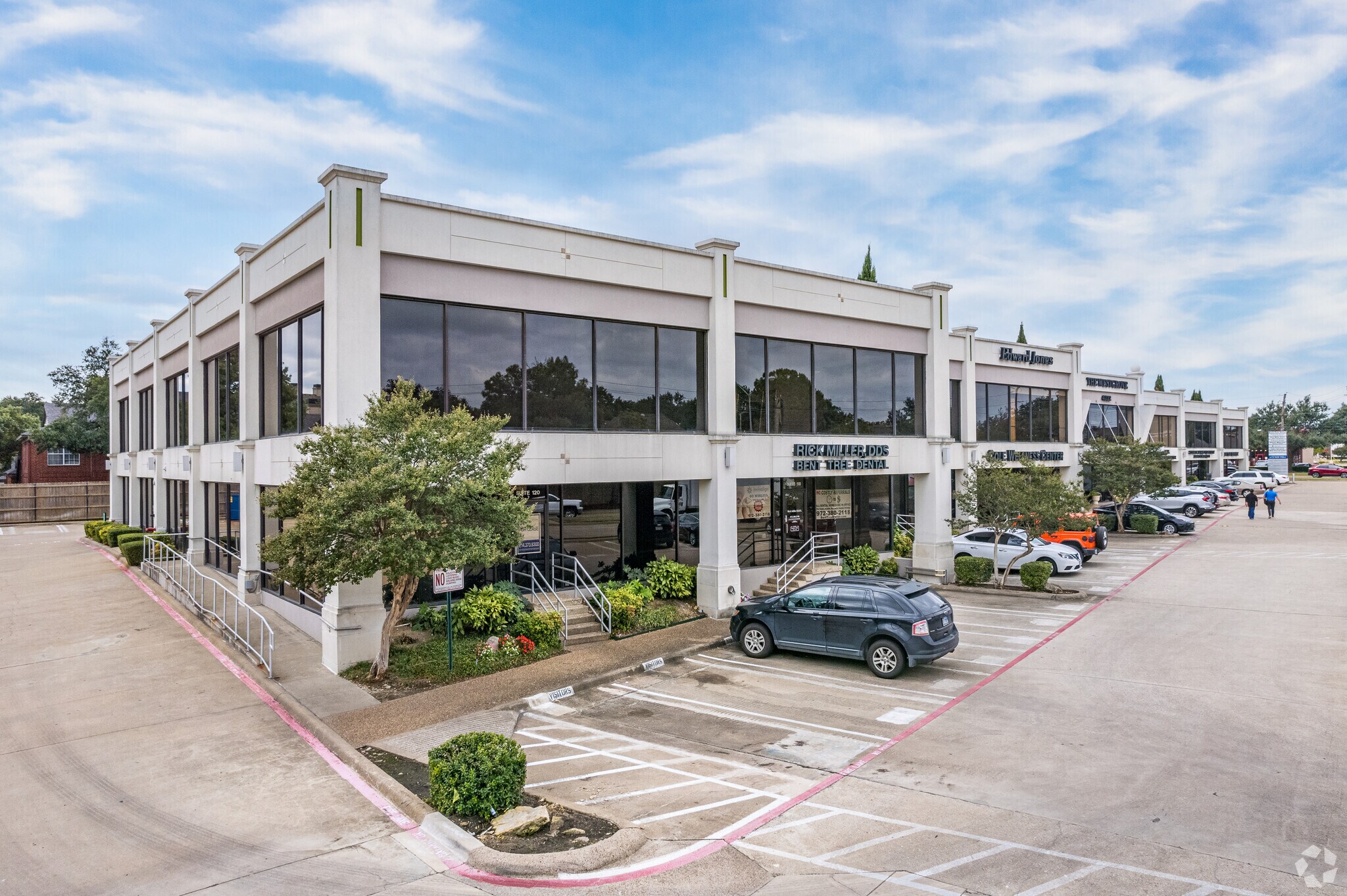 4222 Trinity Mills Rd, Dallas, TX à louer Photo du bâtiment- Image 1 de 9