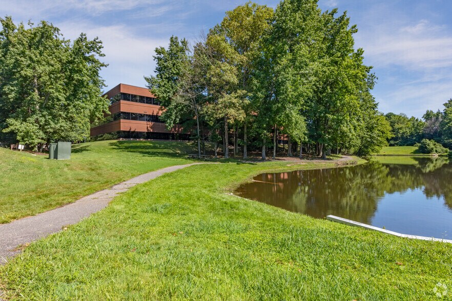 808 Moorefield Park Dr, Richmond, VA à louer - Photo du bâtiment - Image 2 de 8