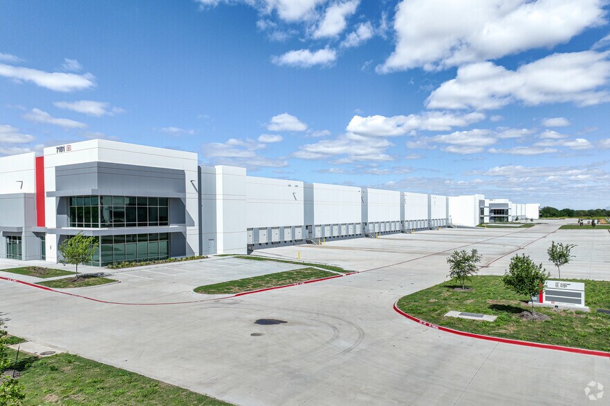 7500-7601 Oak Grove Rd, Fort Worth, TX à louer - Photo du bâtiment - Image 2 de 4