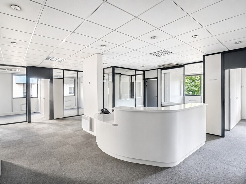 25-27 Rue De Buzenval, Paris for lease - Interior Photo - Image 1 of 7