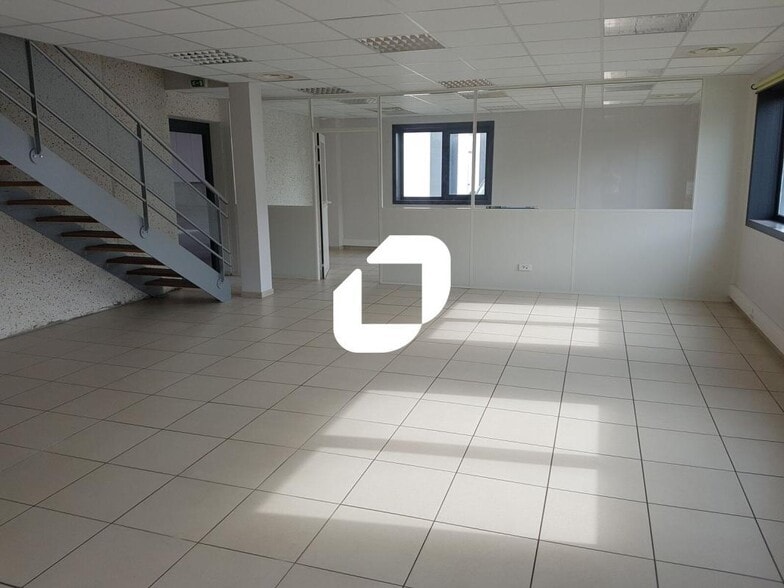 Flex in Meyzieu for lease - Interior Photo - Image 2 of 8