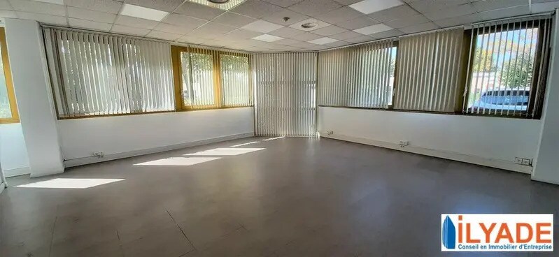 Office in Vitrolles for lease - Interior Photo - Image 2 of 4