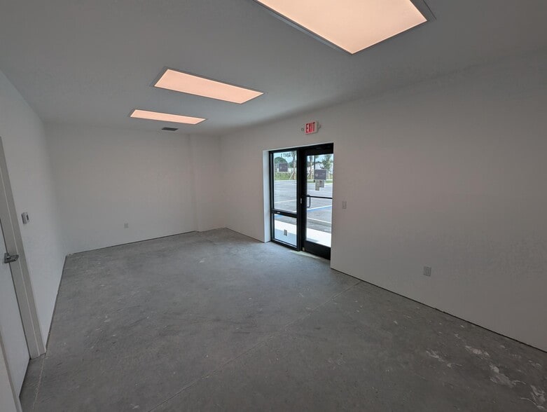 690 4th Pl, Vero Beach, FL for lease - Building Photo - Image 2 of 14