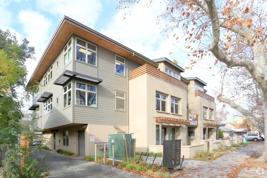 215 C St, Davis, CA à louer - Photo du bâtiment - Image 2 de 14