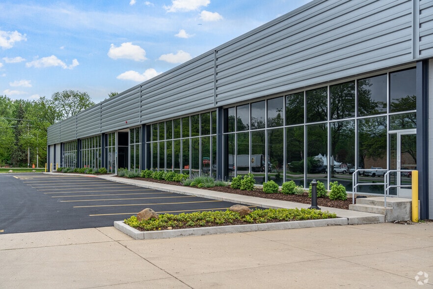 1000 Harvester Rd, West Chicago, IL for lease - Building Photo - Image 3 of 4