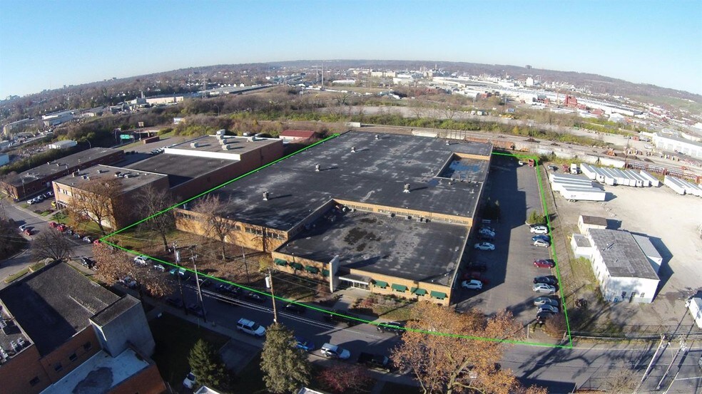 4921 Para Dr, Cincinnati, OH à louer - Photo du bâtiment - Image 2 de 5