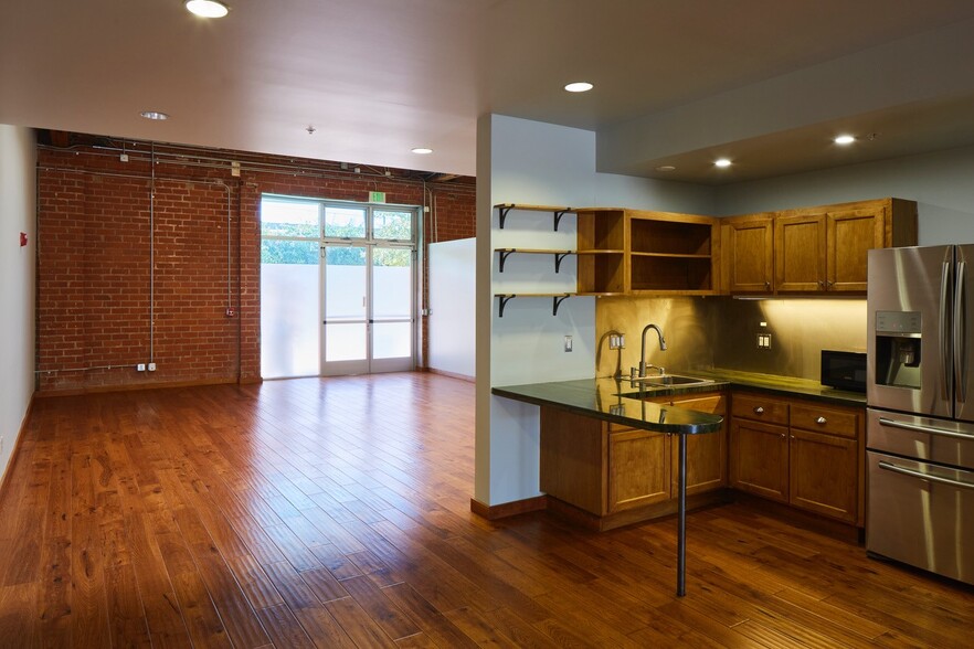 2435-2449 N Naomi St, Burbank, CA for lease - Interior Photo - Image 3 of 13