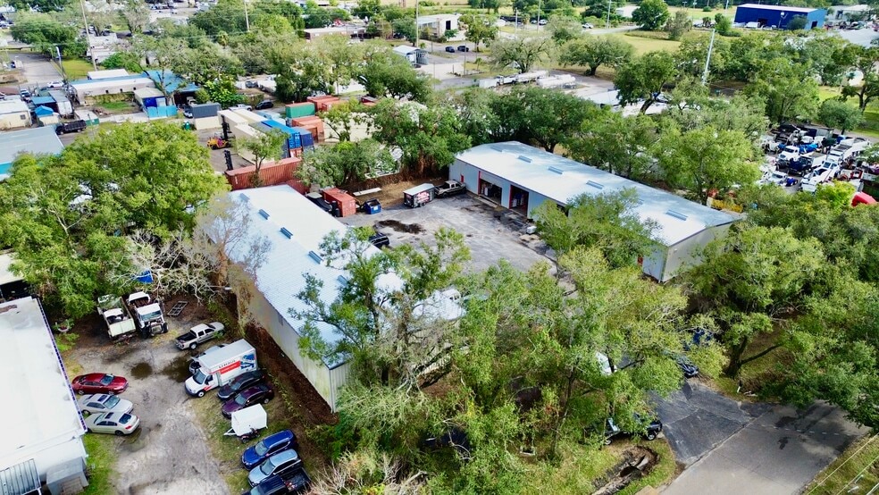 (BRAND NEW ROOF) Value-Add Industrial portfolio of 2 properties for sale on LoopNet.ca - Primary Photo - Image 1 of 6