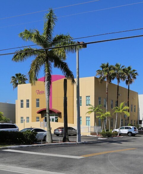 3500-3508 NW 114th Ave, Miami, FL à louer - Photo du bâtiment - Image 1 de 4