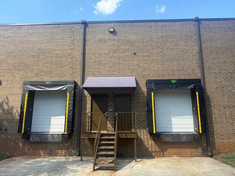 7001 Cessna Dr, Greensboro, NC à louer - Photo du bâtiment - Image 2 de 6