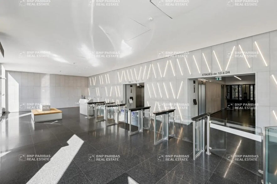 Office in Marseille for lease - Building Photo - Image 3 of 19