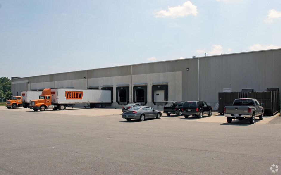 100 Maple Ridge Dr, Cumberland, RI à louer - Photo du bâtiment - Image 3 de 5