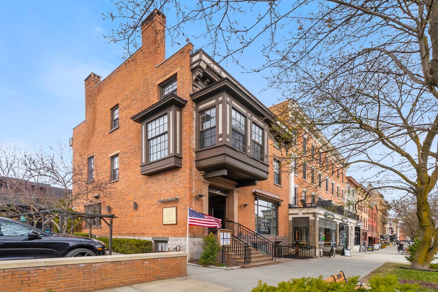 417 Broadway, Saratoga Springs, NY à vendre - Photo du bâtiment - Image 2 de 26