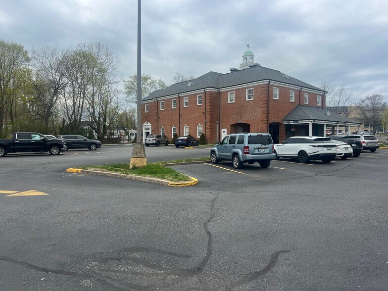 209 W Main St, Riverhead, NY à louer - Photo du bâtiment - Image 3 de 7